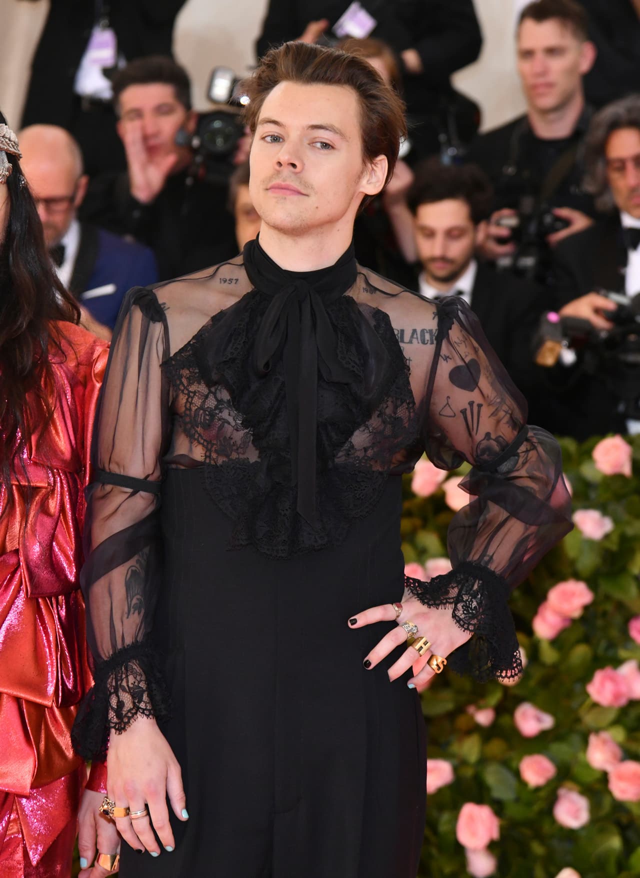Desde antes de comenzar a promocionar 'Fine Line', su más reciente Álbum, Harry empezó a apostar por un estilo que jugara más con la línea entre lo femenino y lo masculino; tal y como lo hizo en la gala del MET de 2019, en la que fue uno de los hosts. Con esta blusa negra con transparencias, un pantalón de tiro alto, las uñas pintadas y anillos en cada dedo, Hazza nos estaba dejando ver lo que venía para su siguiente álbum.