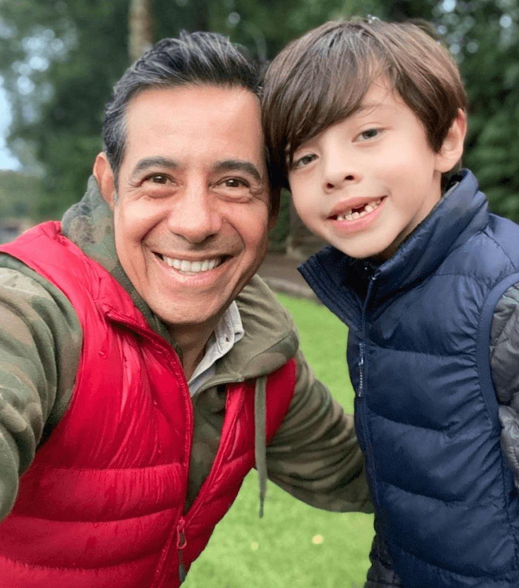 Aunque suele ser muy reservado en cuanto a su vida privada, en contadas ocasiones ha hablado de la dicha que le hace ser papá; uno de sus grandes sueños. 
<br>
<br>En una entrevista con Isabel Lascurain habló de lo que significan en su vida sus retoños. 
<br>
<br> “Una de las cosas más importantes para mí y siempre había querido, era ser papá. Gracias hijos por darme la alegría más grande que he tenido”, declaró el famoso presentador.