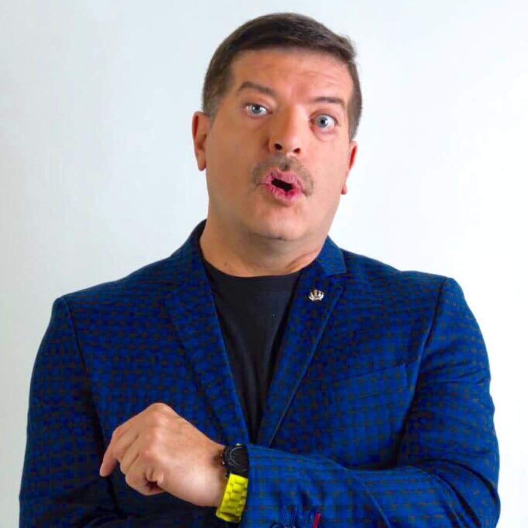 Otro afectado por la pandemia ha sido el comediante Pepe Magaña, quien desde 2019 tiene un puesto de marquesitas, negocio gracias al cual ha sobrevivido a la crisis económica que afecta a todo el país. Junto a su hija, Pepe atiende el local que dice, él mismo barre y trapea. “Yo tengo 42 años de actor, pero no hay teatro, no hay shows (…) No hay fecha de regreso, es una pausa complicada, una pausa donde no hay dinero. Yo tengo que salir adelante porque tengo una hija. Hago entregas a domicilio, preparo las marquesitas, las crepas, barremos, trapeamos, usamos cloro, hago de todo”.