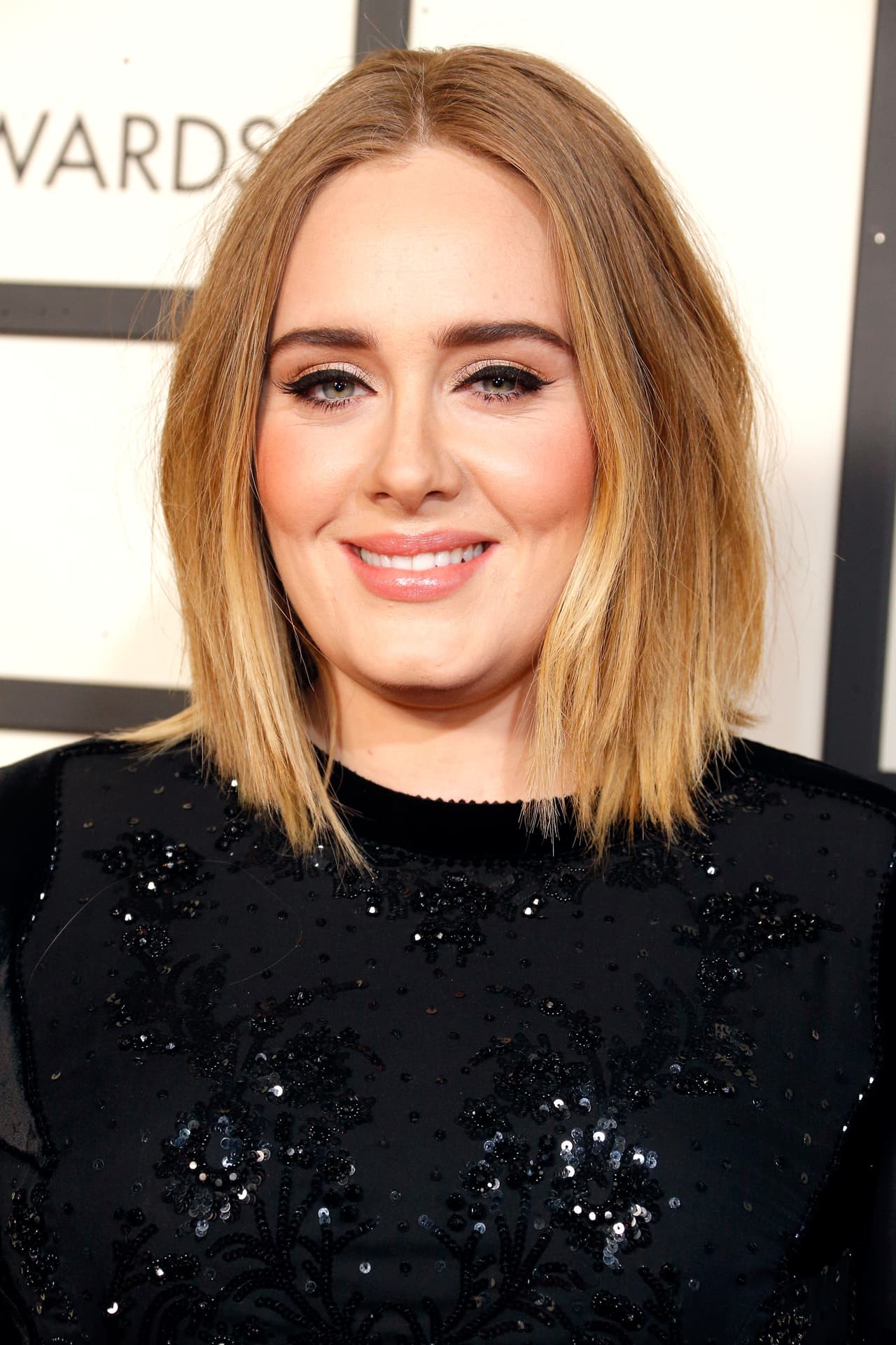 Desde su diseño de cejas, la cantante británica ha cambiado por completo su imagen, volviendo en 2015 una tendencia de belleza el uso de esta técnica.