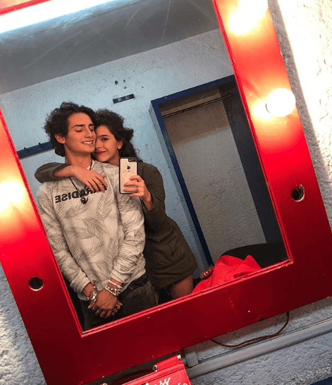 El actor y cantante Emilio Osorio tiene una relación con la actriz Seidy Bercht y, aunque se desconocen los detalles de cómo se conocieron y cuánto tiempo llevan juntos, la primera fotografía de la pareja junta fue publicada el 1 de enero de 2020.