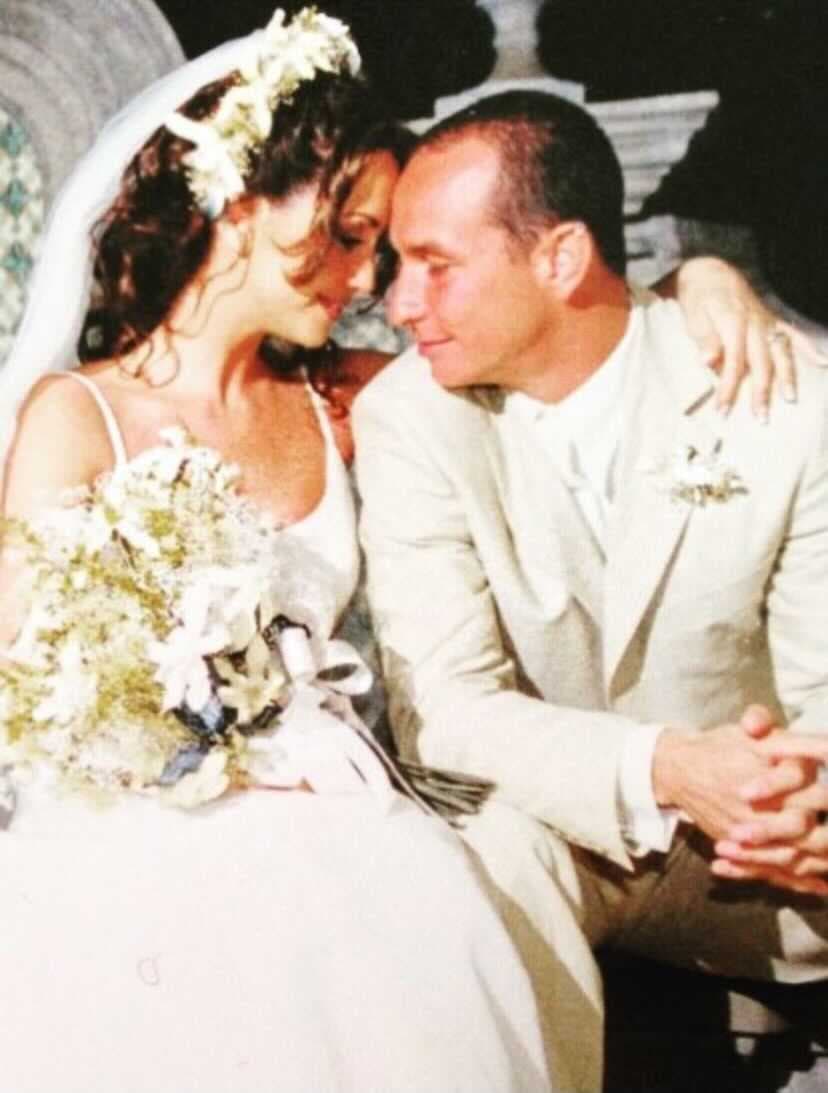 Andrea Legarreta fue una de las famosas que sorprendió a sus seguidores luego de compartir una fotografía de su boda con Erik Rubín, y por supuesto, acompañó la imagen con un tierno escrito para su esposo. 
<br>
<br>“Te amaba… Te amo… Y te amaré… #NosAmo @erikrubinoficial Sigamos aprendiendo y practicando el verbo #Amar #FelizDíaDeSanValentín #happyvalentinesday”, escribió. 
<br>