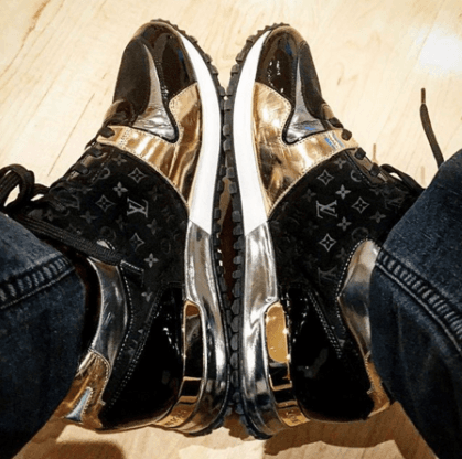 Otros zapatos de piso favoritos de la artista son este par de tenis de la marca Louis Vuitton los cuales aseguró usar para nada menos que viajar cómoda.