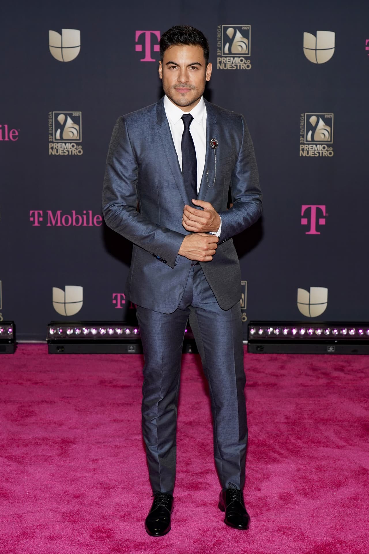 Carlos Rivera llegó con un traje con un corte más casual, pero sin dejar de lado el porte y buen gusto que lo caracteriza.