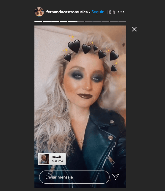 La cantante de se dejó ver con maquillaje bastante cargado y muy distinto a lo que usualmente llega a lucir en redes sociales. Se trató de un gran peinado con volumen y look de sombras al estilo "smokey eye", bastante gótico y rockero.