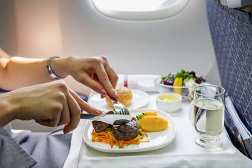 6. Cuando vas en un vuelo corto en el que la comida cuesta, pregunta por descuentos. Ciertas tarjetas suelen tenerlos en algunas aerolíneas.
