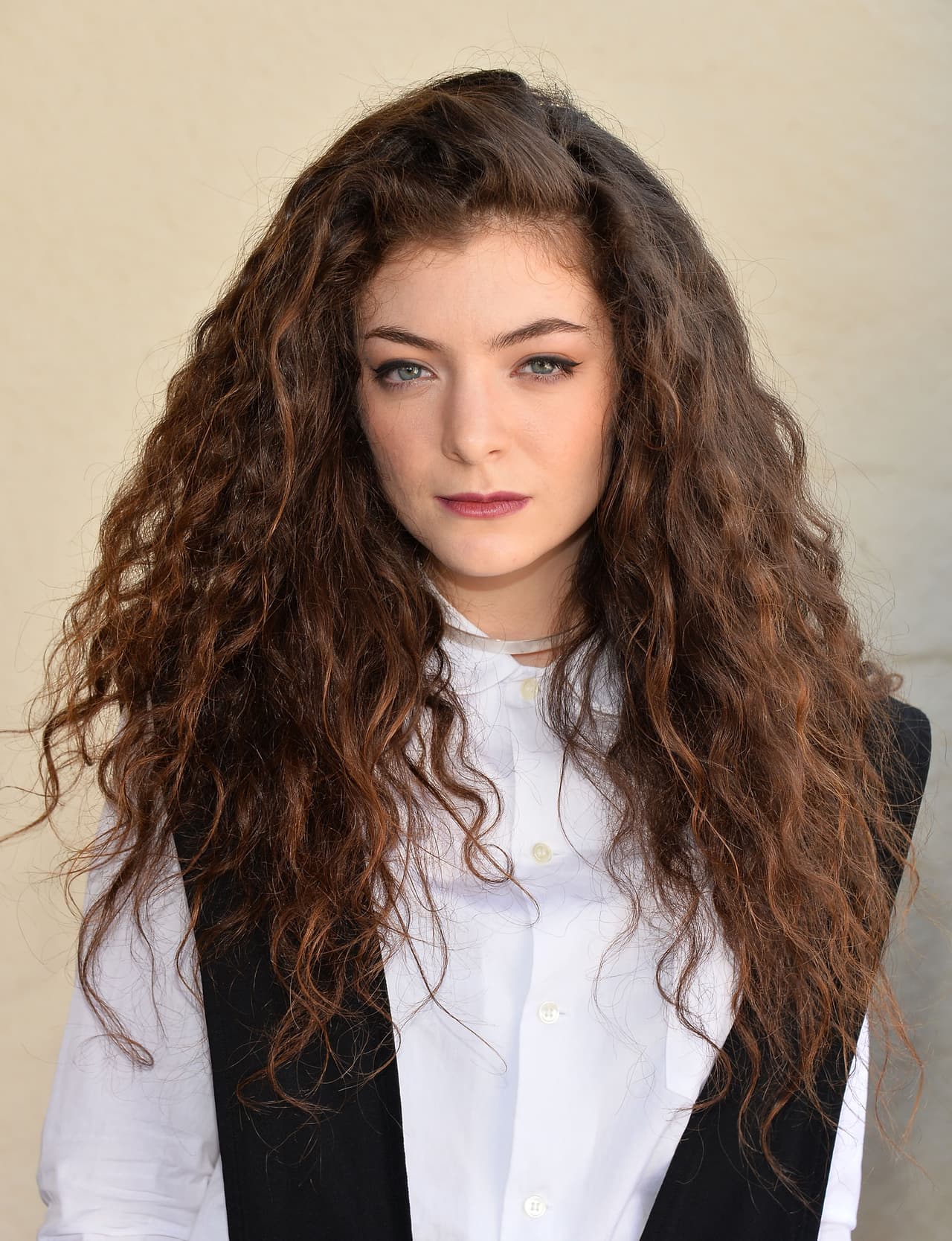 A diferencia de algunas colegas en la industria del pop, Lorde aparenta una edad mucho mayor a la que posee. La joven tiene tan solo 23 años.