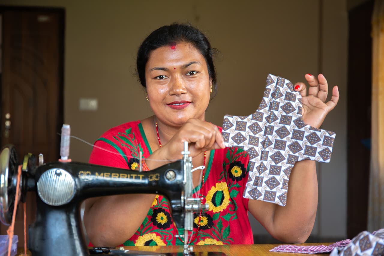 El período de: Sangita. Tiene 32 años, vive en Kavre District, Nepal y usa toallas sanitarias reutilizables.