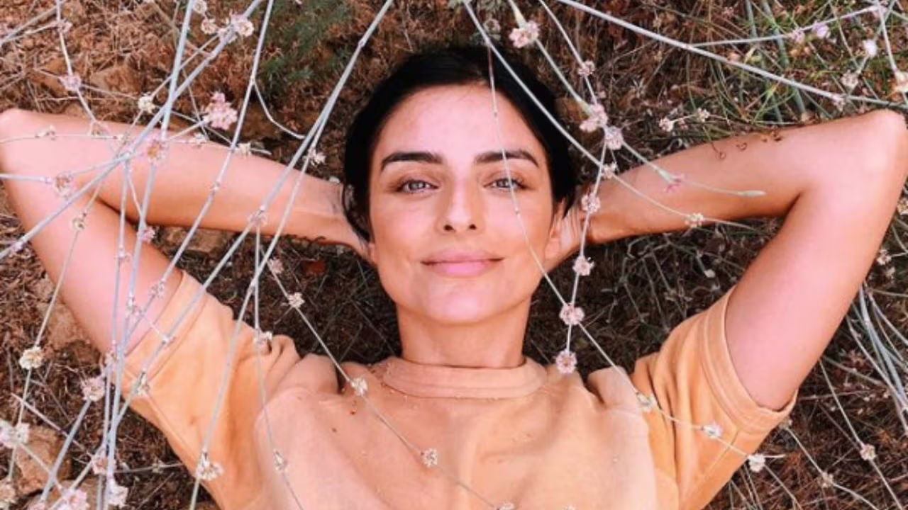 Aislinn Derbez visita el cráter de un volcán y comparte su experiencia de caminar sobre él