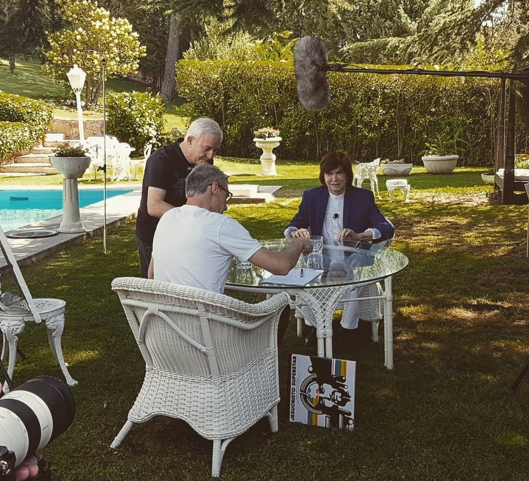 Camilo condedió sus últimas entrevistas en su casa. Aquí con periodistas de la cadena rtve.