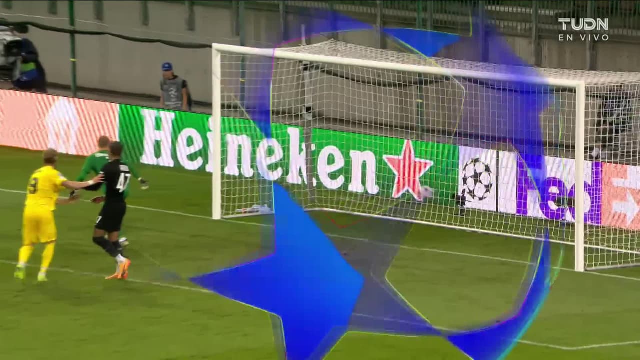 ¡CERCA! Kasper Høgh disparó que se estrella en el poste.