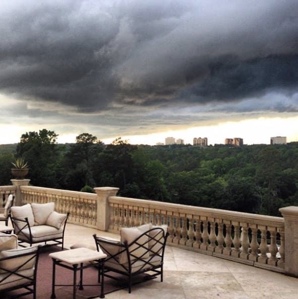 Algunas de las fotografías muestran los jardines que rodean la propiedad. Incluso, una de las terrazas cuenta con una vista panorámica de Los Ángeles. 
<br>