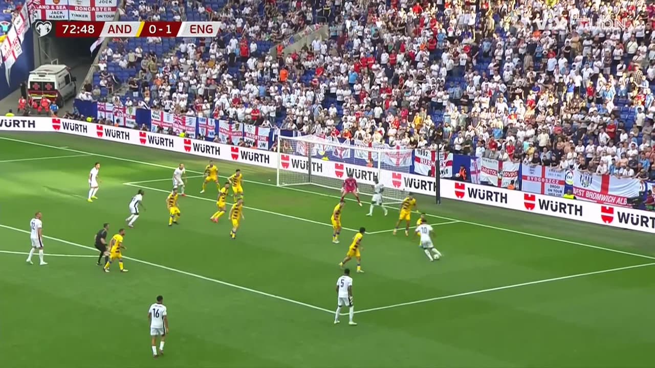 Atajadón de Álvarez para evitar el segundo gol de Inglaterra