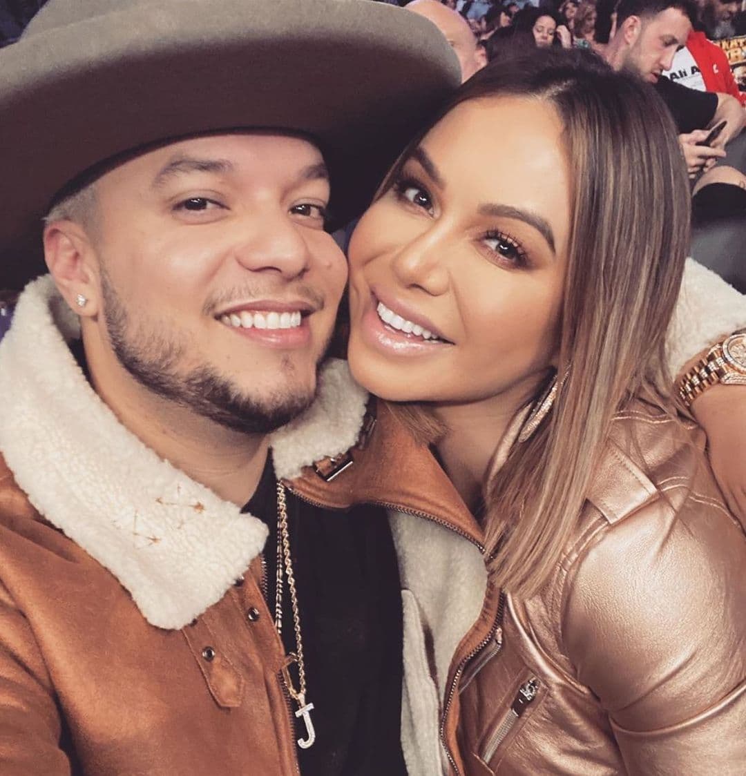Tras dimes y diretes sobre la relación de Chiquis Rivera y Lorenzo Mendez, en octubre de este año se confirmó que la cantante solicitó formalmente el divorcio. El matrimonio duró un año tres meses y, aunque hubo un intento de reconciliación durante la cuarentena, las cosas terminaron finalmente. Por lo pronto, a ella ya se le relaciona con el empresario restaurantero Jorge Cueva, conocido como Mr. Tempo. Aunque se le volvió a ver con Lorenzo a inicios de diciembre.