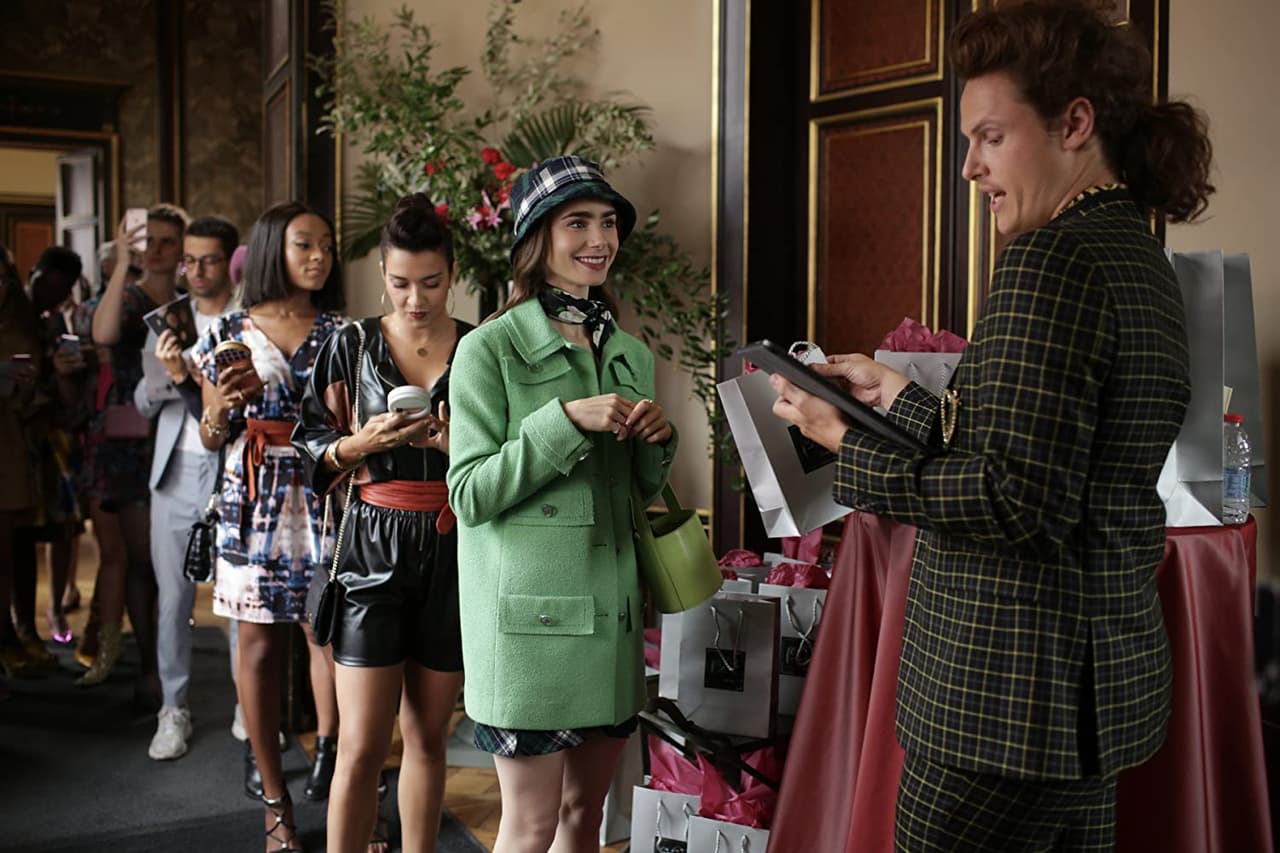 Emily in Paris es protagonizada por Lilly Collins (hija de Phil Collins), quien interpreta a Emily, una típica chica americana que llega a Paris con ganas de cumplir un sueño laboral más pero sin hablar francés, lo que provoca que no sea muy bien recibida por los locales.