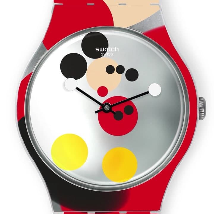 La adorable imagen del ratón también es portable en un divertido reloj, diseño de Swatch