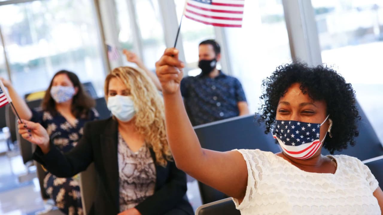 ¿Buscas hacerte ciudadano? Así puedes demostrar tu buen carácter moral