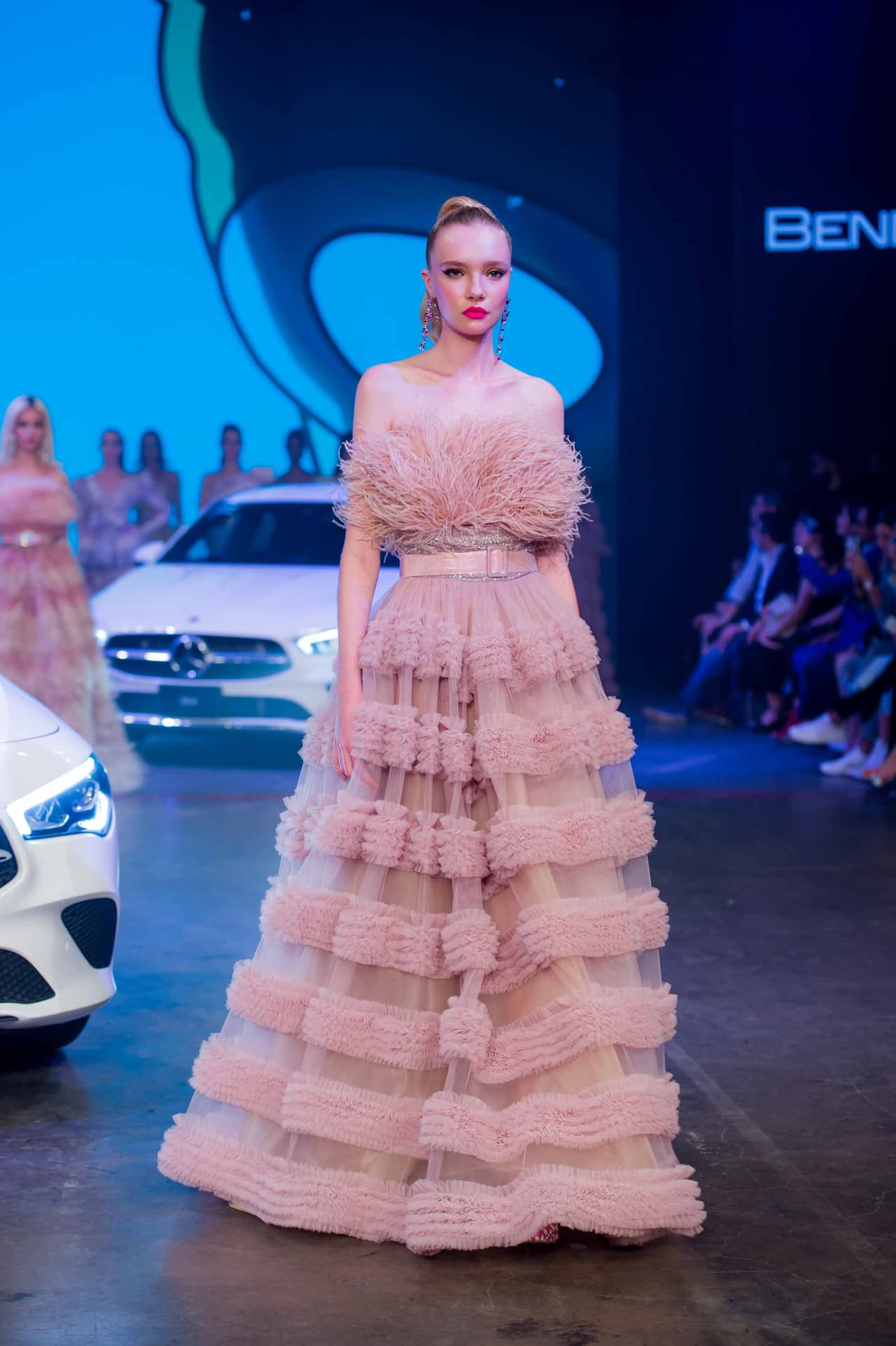 Las plumas fueron imprescindibles incluso en los vestidos de gala.