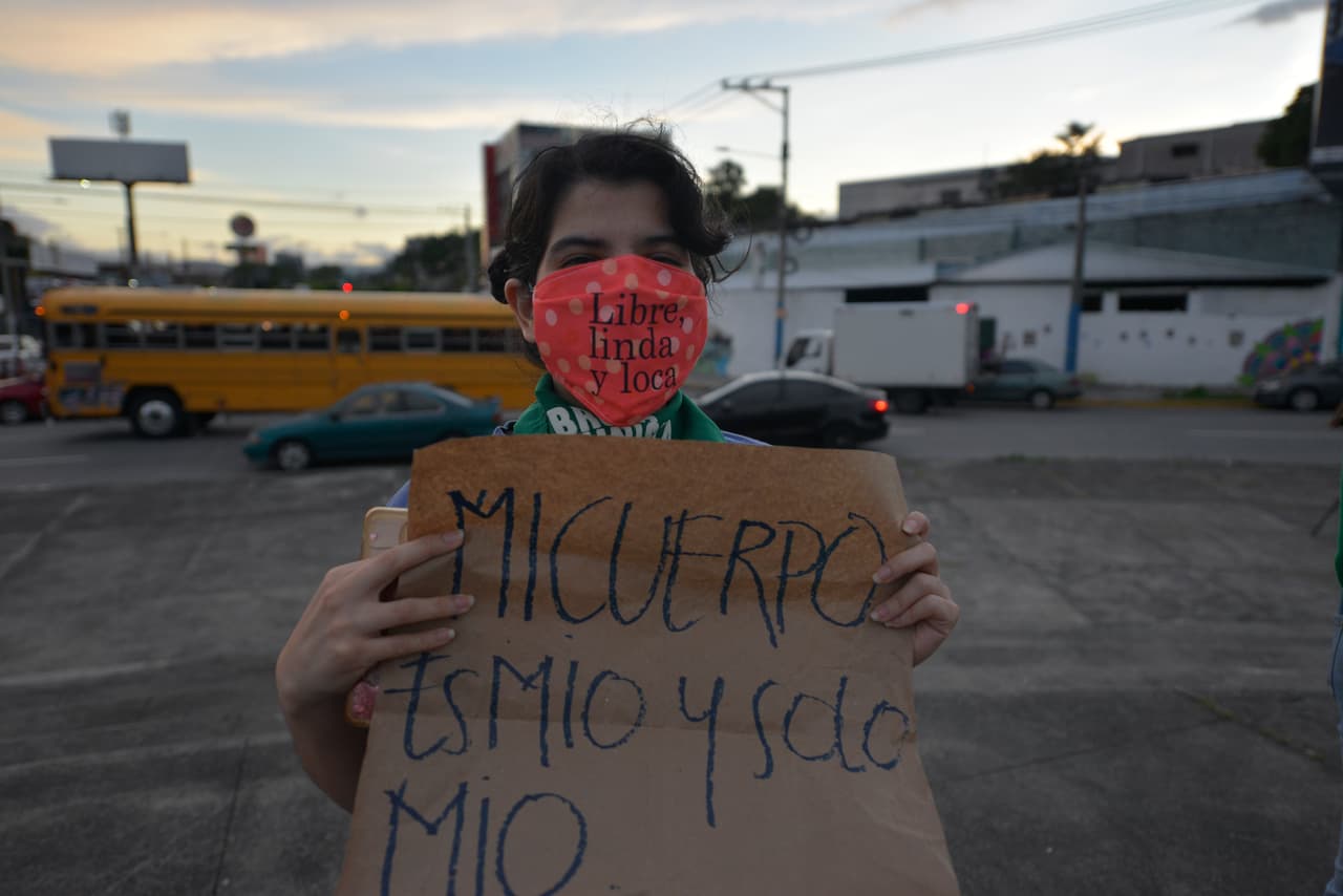 SAN SALVADOR, EL SALVADOR - SEPTEMBER 28: A woman holds up a pro choice sign during a demonstration in favor of decriminalization of abortion on the International Safe Abortion Day on September 28, 2020 in San Salvador, El Salvador. (Photo by Camilo Freedman/APHOTOGRAFIA/Getty Images)