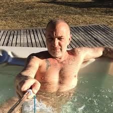 Antes, el italiano tenía un aspecto de millonario convencional, pero un día, el empresario decidió cambiar sus hábitos y su estilo de vida, llegando a llenarse el cuerpo de tatuajes y hacer ejercicio constantemente. Y no solo eso, su vestimenta se volvió más jovial, al igual que su corte de cabello.