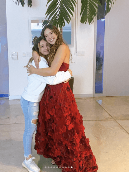La joven fue aplaudida por una gran cantidad de personalidades del mundo del entretenimiento mexicano, como 
<b>Inés Gómez Mont, Diego Schoening, Andrea Escalona </b>y muchos más, pero, sin duda, la felicitación más especial de todas la recibió por parte de Nina, su hermanita. 
<br>
<br>"
<b>No sabes lo orgullosa que estoy de ti</b>, eres grande y brillas como un sol, me siento tan afortunada de tenerte y de apreciar tu hermoso talento este fue uno de muchos. Te amo", escribió la joven Nina.