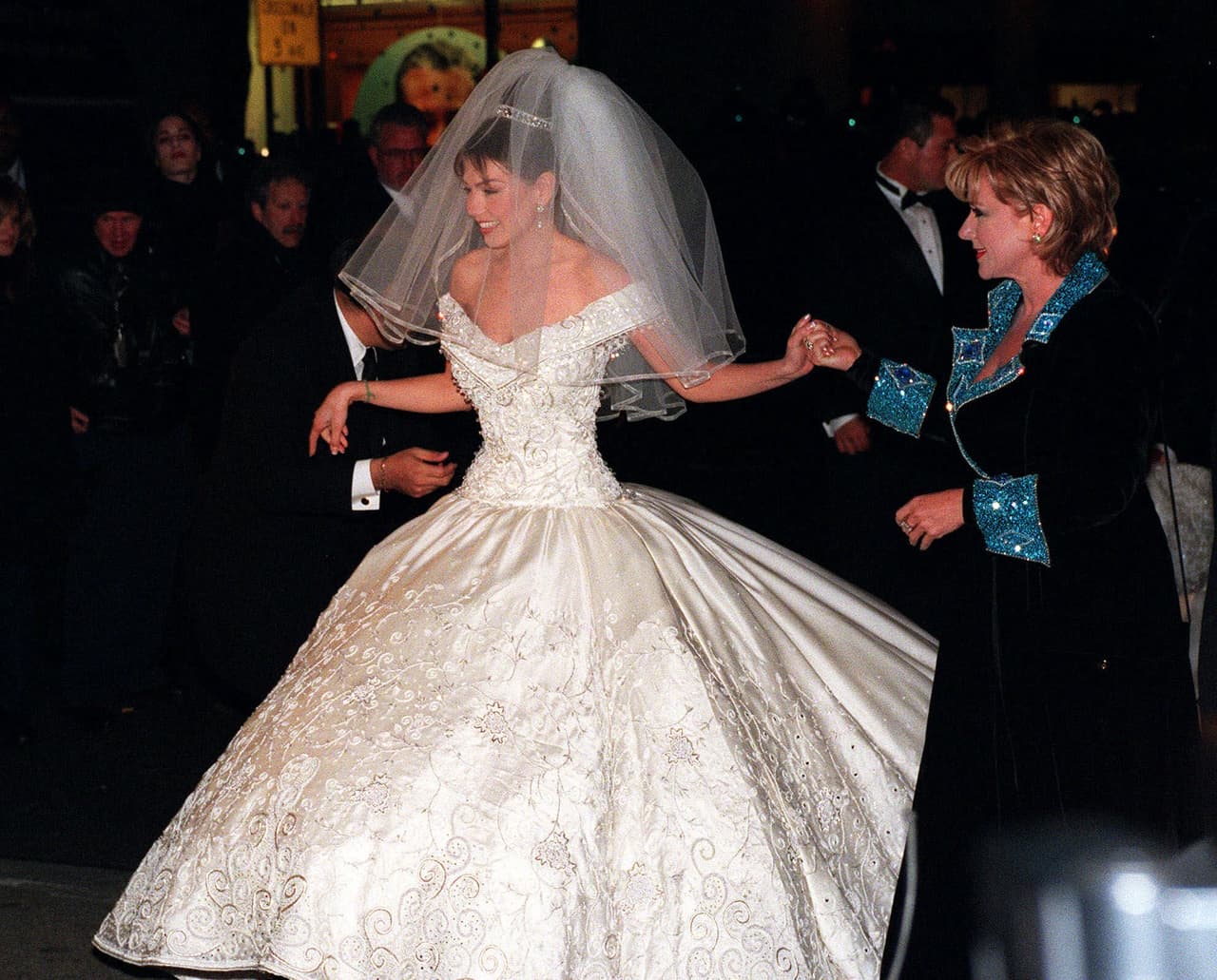 Thalía y Tommy Mottola contrajeron matrimonio en el año 2000 y hasta la fecha el icónico vestido de novia de la mexicana sigue en el recuerdo del público: ¡la cola medía 16 metros de largo!