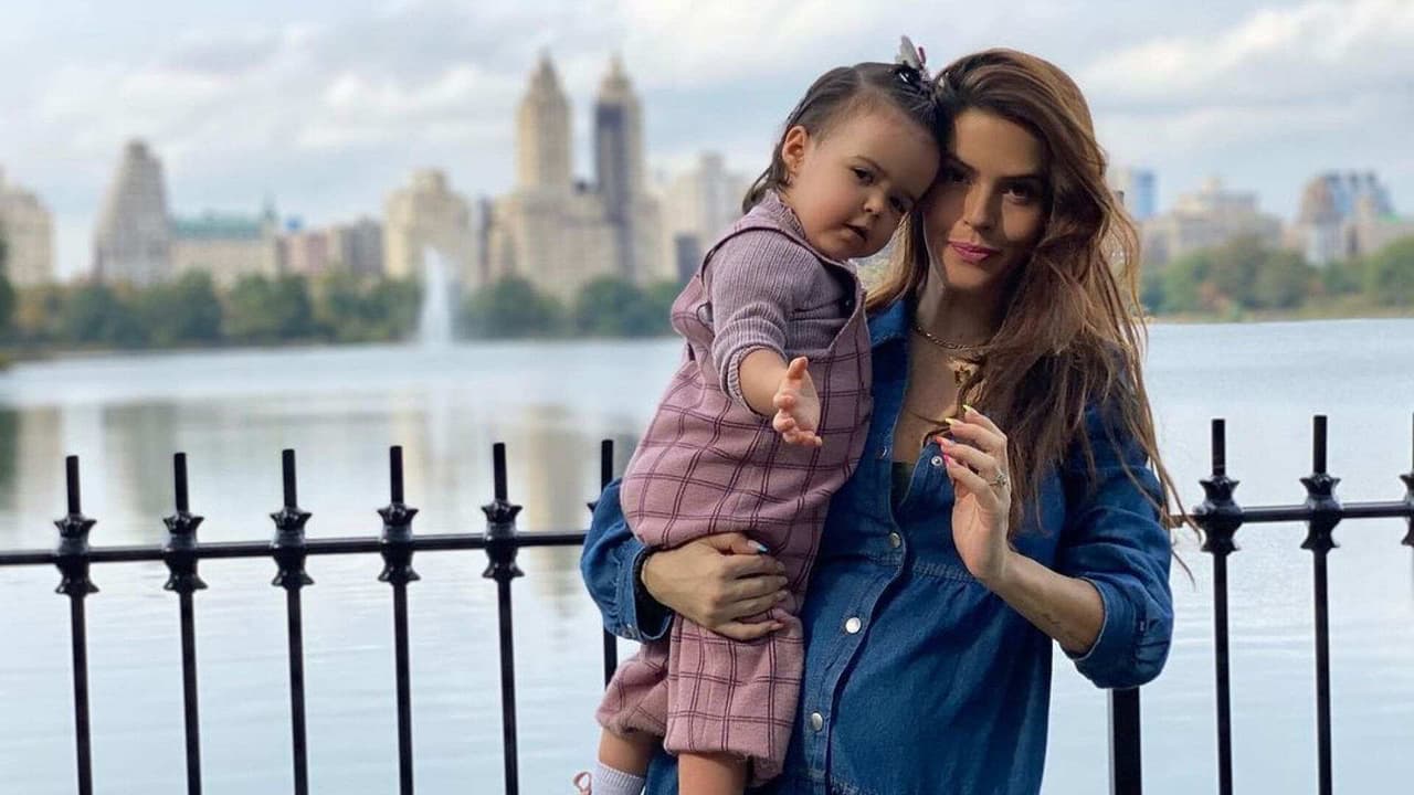 Claudia Álvarez se disfraza de vaquita para jugar con su hija