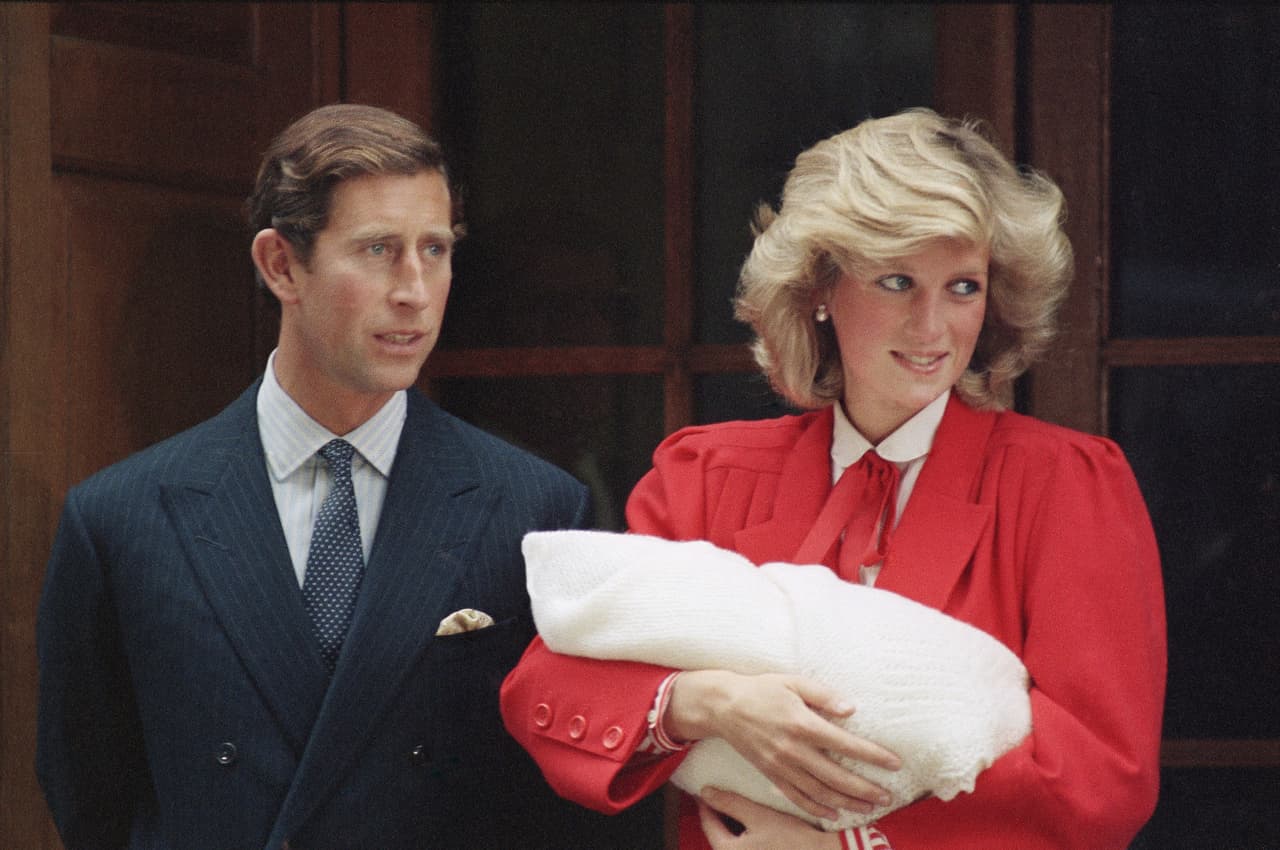 La princesa y el principe de Gales posaron nuevamente a las afueras del hospital St. Mary, pero dos años más tarde en 1984 cuando nació el segundo de sus hijos: el príncipe Harry.