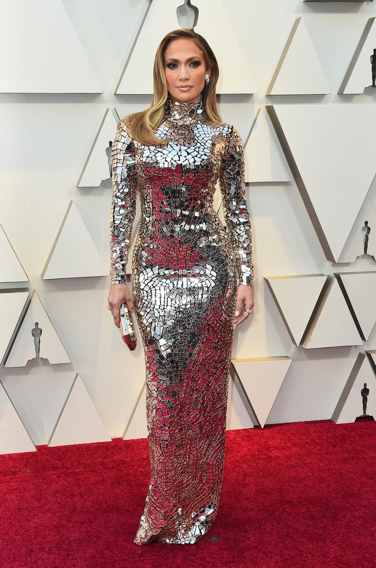 Jennifer Lopez deslumbró con diseño metalizado de Tom Ford.