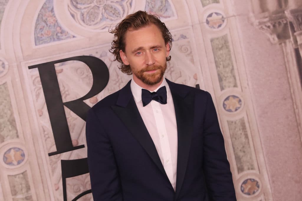 NEW YORK, NY - SEPTEMBER 07: Tom Hiddleston attends the Ralph Lauren fashion show during New York Fashion Week at Bethesda Terrace on September 7, 2018 in New York City. (Photo by Rob Kim/Getty Images)