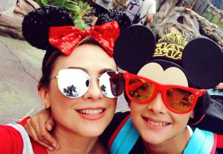 “Mis hijos son la prioridad en mi vida… Yo procuro estar constantemente con ellos, el tiempo que tengo libre es cien por ciento para ellos, de pronto me inventan romances y cosas, pero la verdad es que yo quiero estar así: Quiero dedicarles el tiempo a mis hijos”, precisó Arámbula, según reportó People en Español.