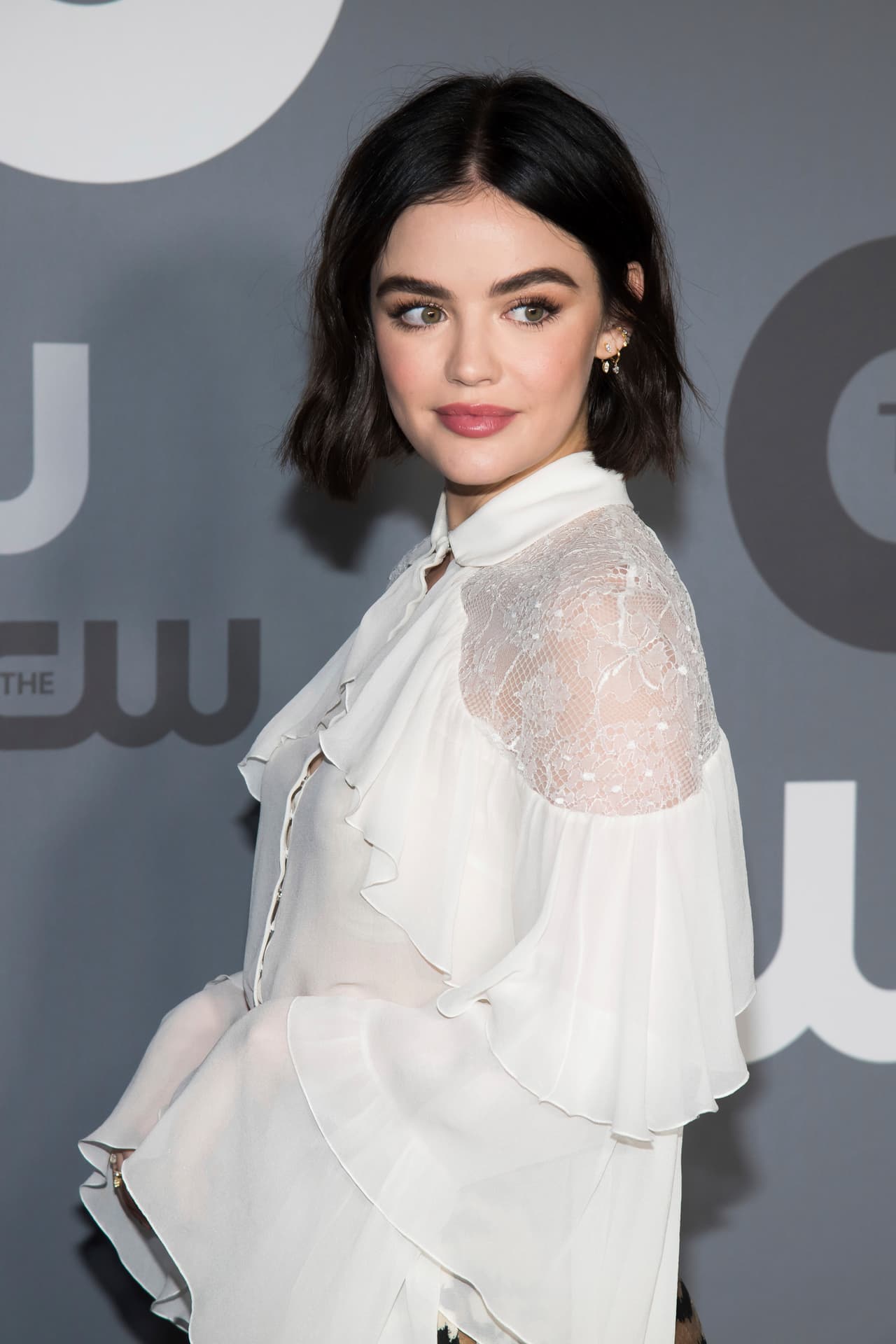 Lucy Hale opta por un bob peinado con ondas "messy" para un efecto diferente.