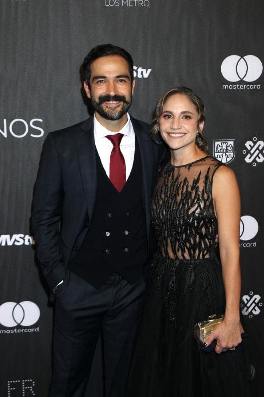 Alfonso Herrera llegó a la gala junto a su esposa Diana Vázquez.