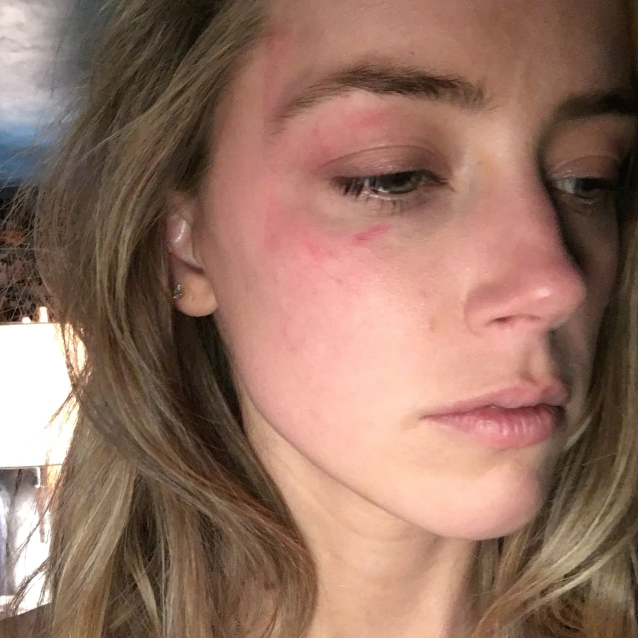 Entre 2017 y 2018, el diario británico Daily Mail publicó algunos textos y un audio donde Amber admitió haber agredido a Depp en 2015. “Lamento no haberte dado una buena bofetada en la cara, pero te golpeé, no te di un puñetazo (...) te comportas como un bebé, madura de una vez, Johnny”, se escucha en la grabación filtrada. Después de este giro en el que se reveló que ella también fue violenta, parte de su cuerpo de abogados abandonó el caso dos veces.