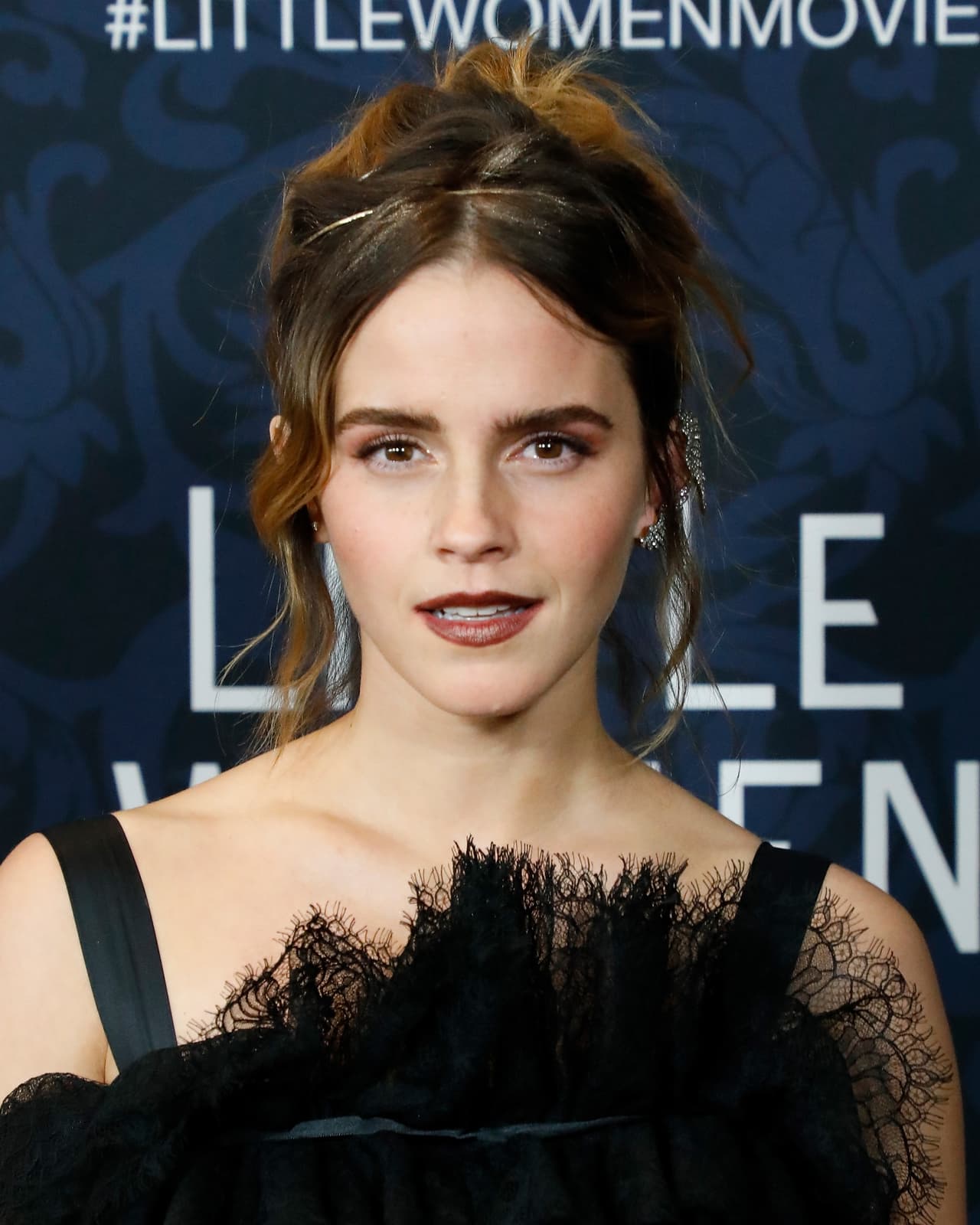 Emma Watson
<br>
<br>
<b>Nombre completo</b>: Emma Charlotte Duerre Watson. 
<br>
<br>
<b>Fecha de nacimiento</b>: 15 de abril de 1990. 
<br>
<br>La recordamos por entrañable papel de Hermione en las sagas de 
<b>“Harry Potter”</b> y películas como 
<b>“Las ventajas de ser invisible”</b> o 
<b>“Mujercitas”.</b>