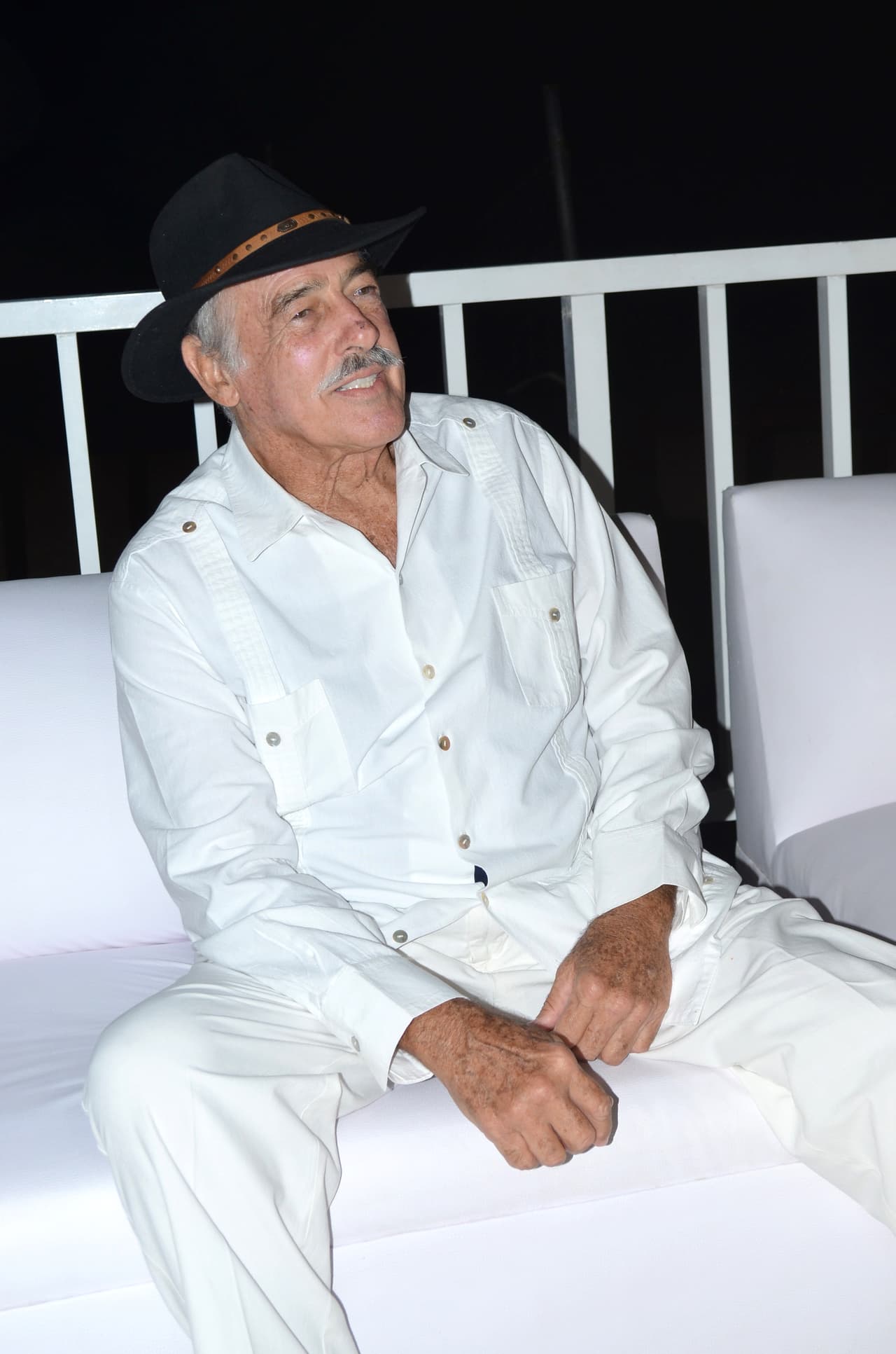 <b>Andrés García</b> ha hecho reveladoras confesiones en los últimos meses. Declaró que no tiene relación con sus hijos y es por eso que ha decidido nombrar como su heredero máximo a Roberto Palazuelos.
<br>
<br>"Palazuelos es el que me ha acompañado, el que ha ido conmigo, me ha ayudado, me ha regalado hasta dinero cuando ha sabido que he estado mal (…) me habla de vez en cuando, mas que mis hijos (se preocupa por mí). Él se merece más que los otros hijos, porque es el que más me ha ayudado, el que más sigue pendiente de mí, hasta la fecha”, declaró en un conocido programa de espectáculos.
<br>