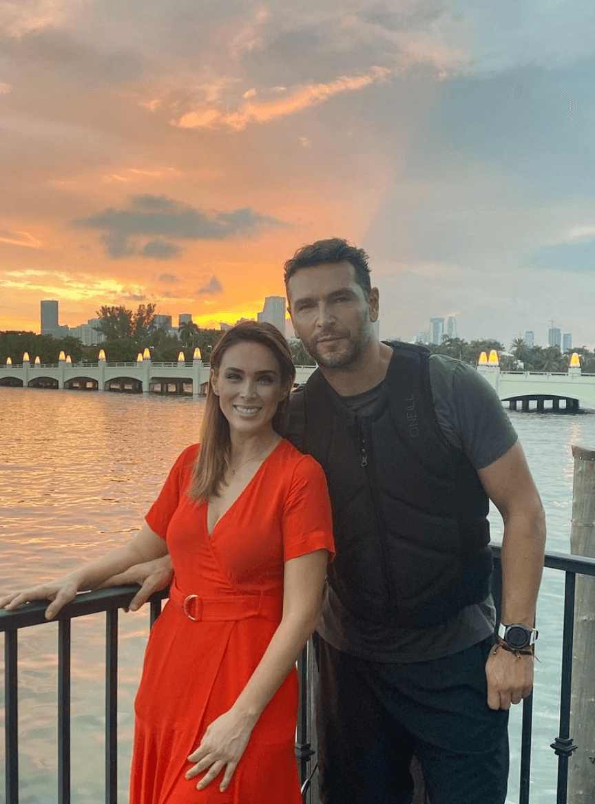 Gracias a su amiga en común Maky, Jacky Bracamontes y Martín Fuentes se pudieron conocer en el 2010 por una cita a ciegas.
<br>
<br>Los dos quedaron flechados y en octubre del 2011 llegaron al altar. Tienen más de 10 de relación y 9 años de casados y han demostrado que su amor es más fuerte que todo.
<br>
<br>La pareja tiene la fortuna de tener cinco hijas que son su adoración: Jacky, Carolina, Renata, Paula y Emilia.
