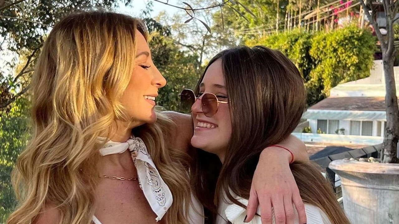 Hija de Geraldine Bazán se ‘tatúa’ el nombre de Bad Bunny en el rostro