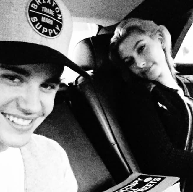 Mientras que Justin cortaba y regresaba con Selena Gomez, Hailey era amiga de él. En el 2014 compartió esta imagen con el siguiente mensaje: “La gente está loca, estoy súper soltero y ella es mi buena amiga, si no fuera así, lo sabrían”.