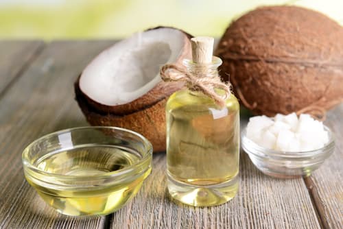 El aceite de coco tiene propiedades antiinflamatorias que ayudan a calmar la irritación y el enrrojecimiento de la piel.