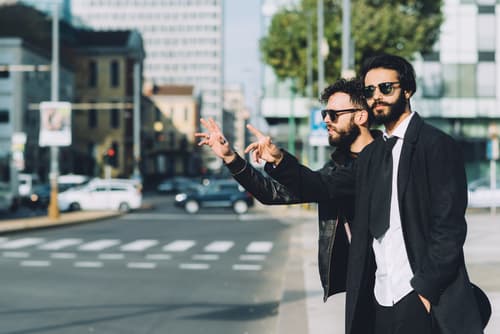 4. Comparte el taxi. Esto es cada vez más común si viajas solo. Busca a otros viajeros como tú y pregúntales hacia dónde se dirigen. La mayoría de la gente suele dirigirse hacia el centro de la ciudad. Y tal vez hasta haces nuevos amigos.