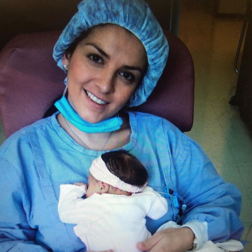 Sofía, la hija de la cantante con su entonces esposo Paulo Lauria, falleció el 28 de septiembre de 2009, según reportó Univisión. “Ese día estaba toda mi familia y casi todos pasaron a verla y fue el momento en que nos despedimos de ella. Nos tomamos de la mano, rezamos y ahí fue que la máquina que mantenía a Sofi con vida dejó de funcionar, la desconectaron y entonces le pedí a la enfermera que me la diera para cargarla”, explicó.