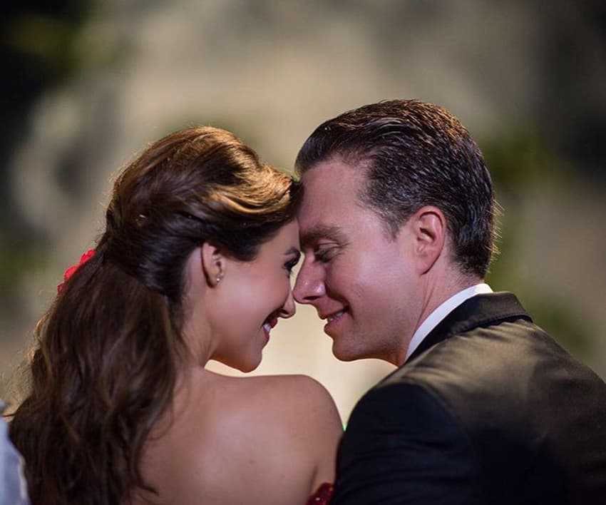“Gracias a Dios por bendecir nuestro matrimonio con un año más juntos y darnos a ambos el regalo de celebrarlo al lado de nuestro bebé. Gracias mi amor por ser mi compañera de vida. ¡Te amo @anahi!”, escribió Manuel en su cuenta de Instagram.