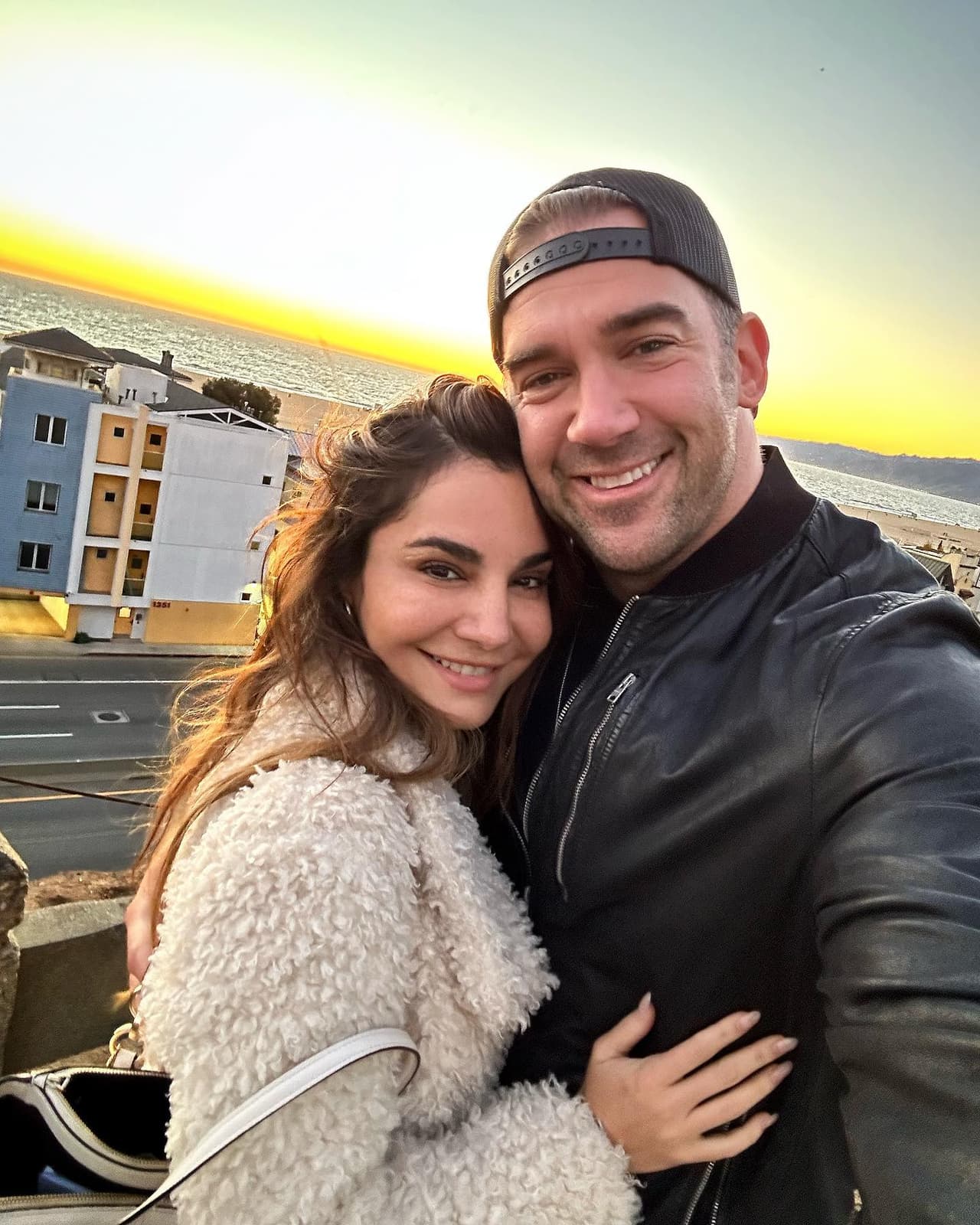 La pareja presumió su nueva casa en Los Ángeles donde se mudarán juntos.
