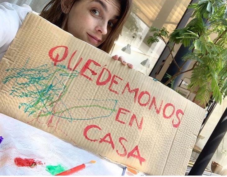 Con un letrero en el que se lee “Quedémonos en casa”, es como Irene Azuela invita a sus seguidores a que tomen las medidas necesarias para evitar el contagio. “Ya muchos lo postearon. Ya muchos lo saben, pero otros no: si nos quedamos en casa bajamos la propagación del Covid19. ¿Quién le entra? ¿Quién puede? Órele, anímese, decídase! ¡quédese en su casa! O en su defecto: salga lo menos que pueda…”.