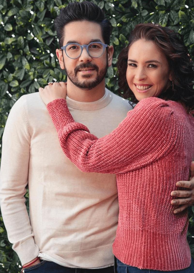 Otros famosos que terminaron enamorados después de haber trabajado juntos fueron Andrea Torre y Pedro Ortiz de Pinedo. Ambos coincidieron en ‘Una familia de diez’, se enamoraron y ahora son papás de dos niños y una niña.
<br>
<br>En mayo del 2020, cumplieron 10 años de casados y la pareja decidió tomarse unas fotos del recuerdo vestidos de novios, pero ahora acompañados de sus tres retoños.
<br>
<br>Ellos aseguran que su secreto para mantener su relación está en darse tiempo para ellos.