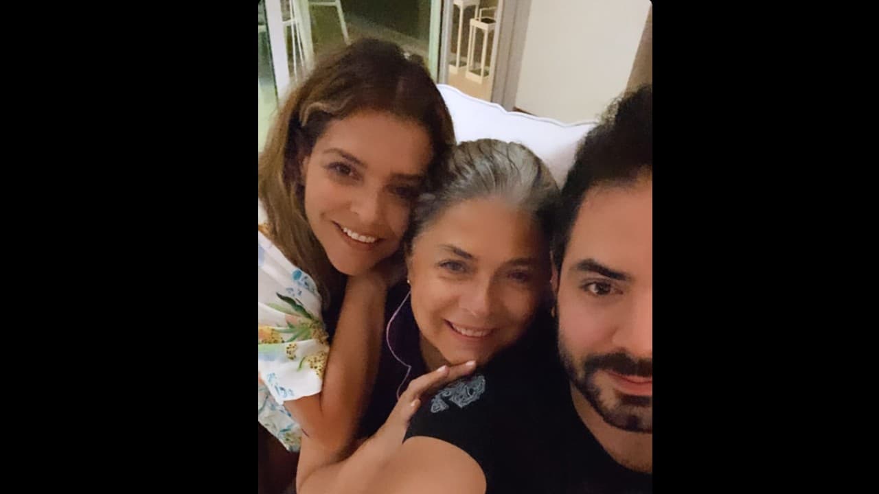 Otra entrañable famosa, quien fuese reconocida desde el inicio de su carrera por su look de melena negra, es Victoria Ruffo, quien a sus 58 ha lucido ya en redes sociales lo mucho que disfruta su pelo al natural.