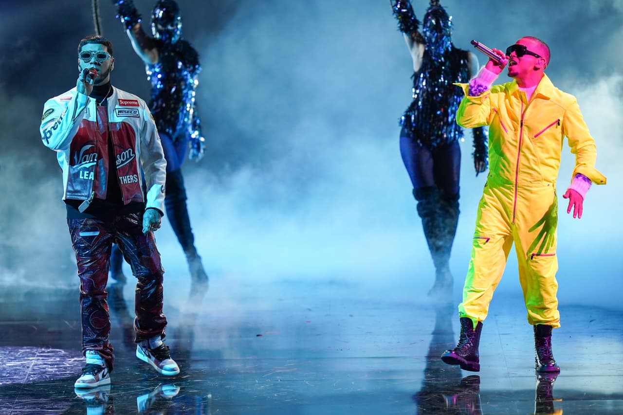 Anuel AA y Ozuna también interpretaron uno de sus éxitos juntos y se apoderaron del escenario con su ritmo y estilo particular.