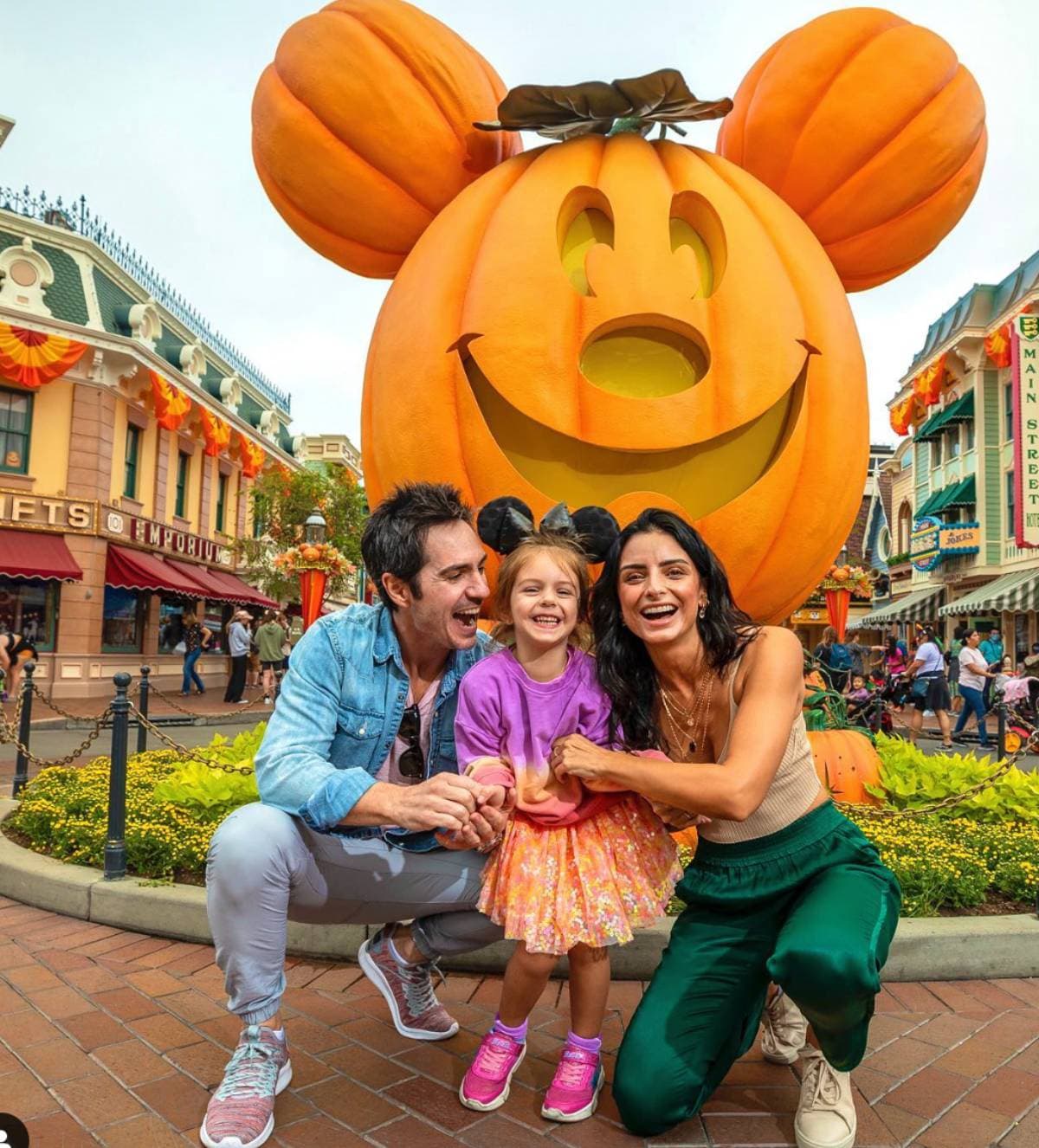 Aislinn Derbez y Mauricio Ochmann disfrutan de Disney junto a Kailani
