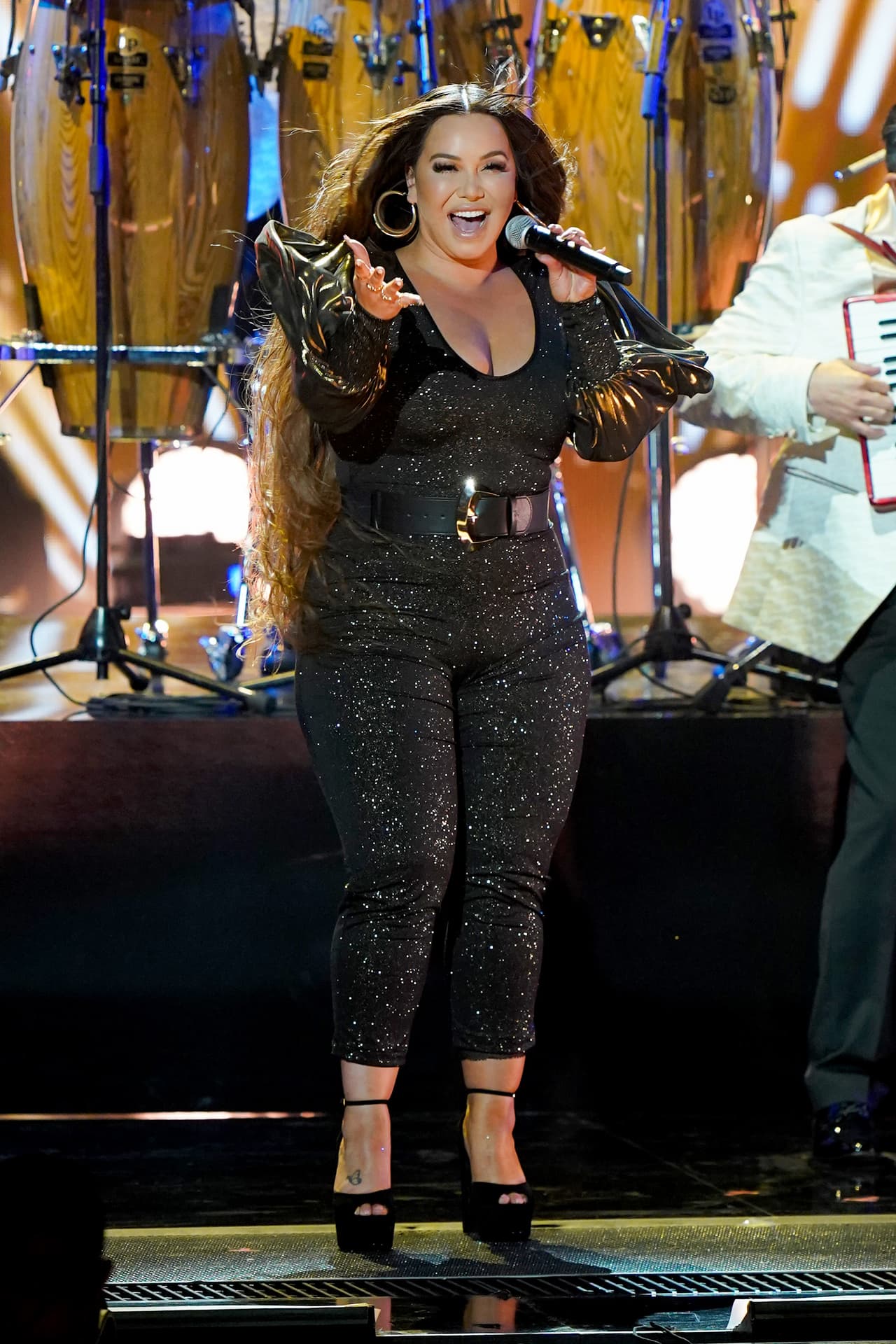 Chiquis Rivera y Los Ángeles Azules se unieron para poner a bailar a los asistentes. La intérprete prestó su voz para cantar "El listón de tu pelo", y pudimos verla con un traje con destellos dorados, una larga cabellera y toda la actitud para ponerle todavía más sabor a la fiesta.